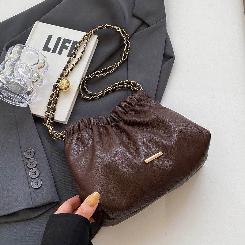 Damen Beuteltasche mit elegantem Faltendesign und charmanten Details Nord Taschen