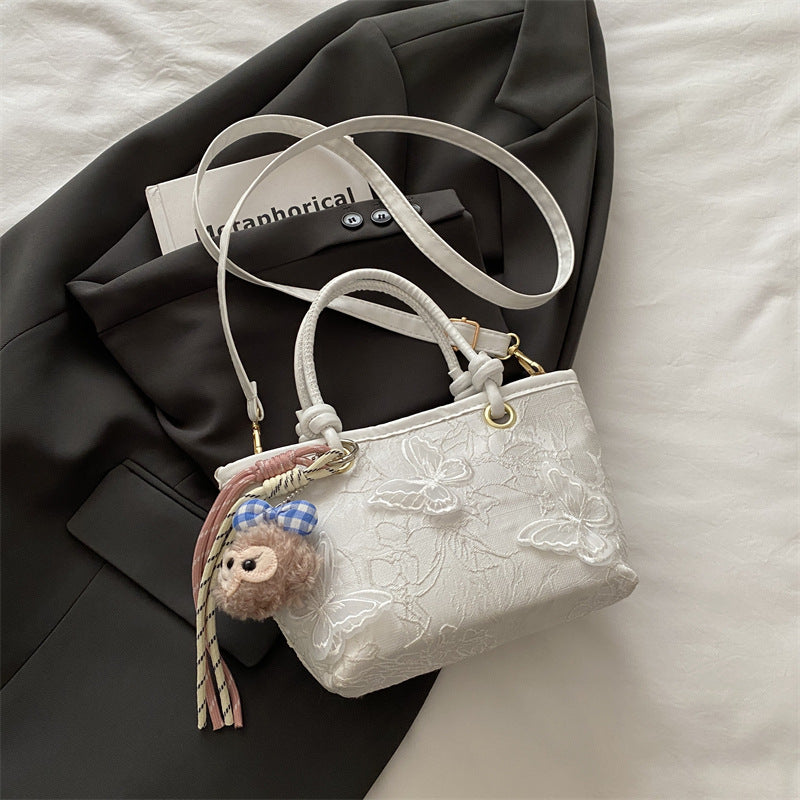 Damen elegante Umhängetasche mit floralem Design und charmantem Anhänger Nord Taschen