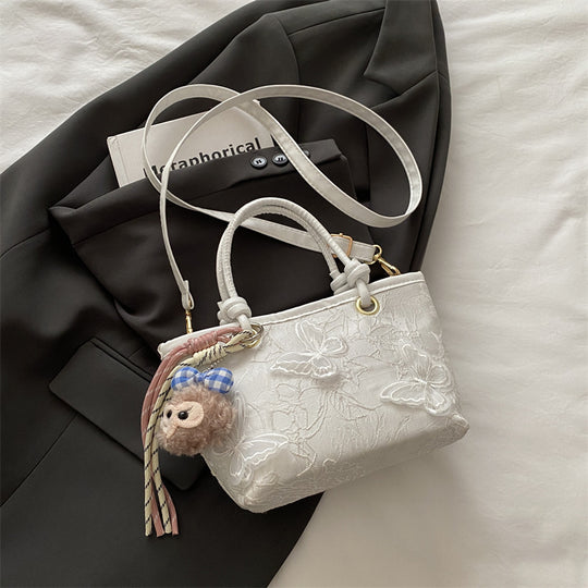 Damen elegante Umhängetasche mit floralem Design und charmantem Anhänger Nord Taschen