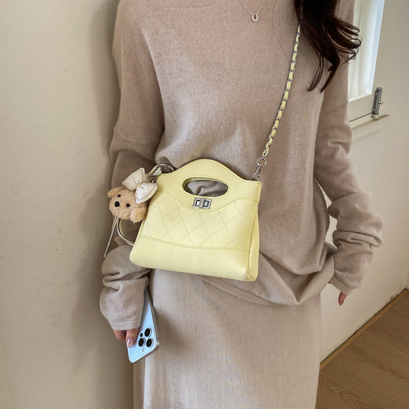Damen modische Handtasche mit strukturiertem Design und süßem Bärchenanhänger Nord Taschen