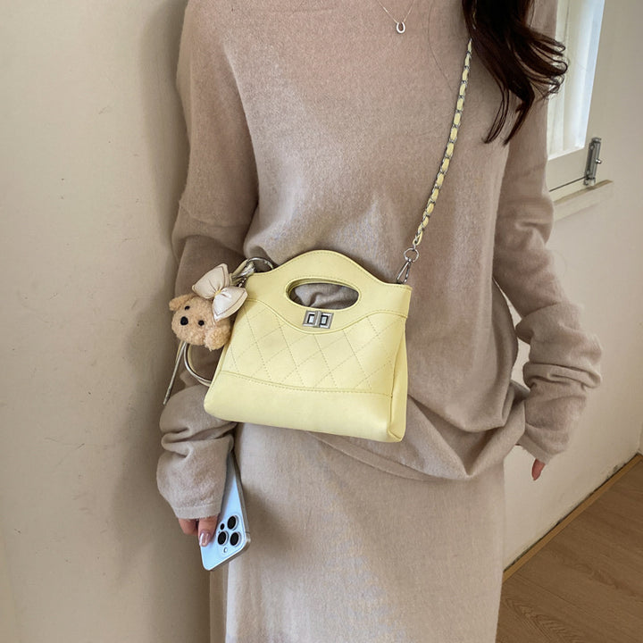 Damen modische Handtasche mit strukturiertem Design und süßem Bärchenanhänger Nord Taschen
