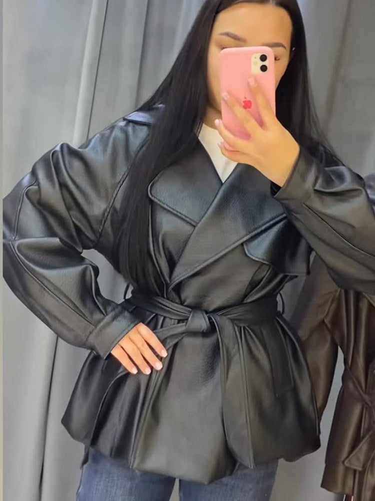 Damen Kurze Kunstleder-Wickeljacke mit Taillengürtel und übergroßem Revers Nord Taschen