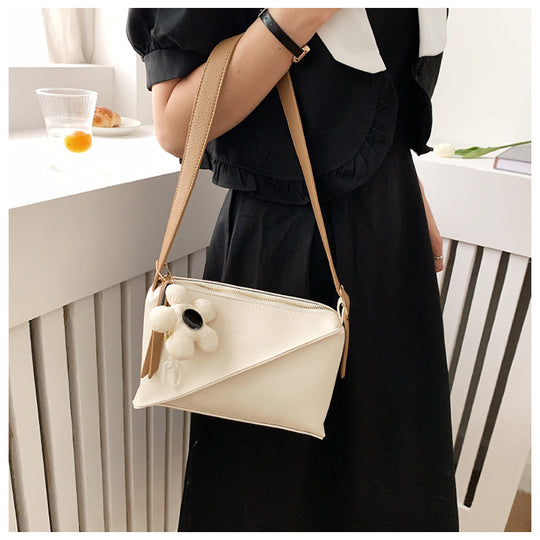 Damen Clutch mit verspieltem Blumendetail | Nord Taschen