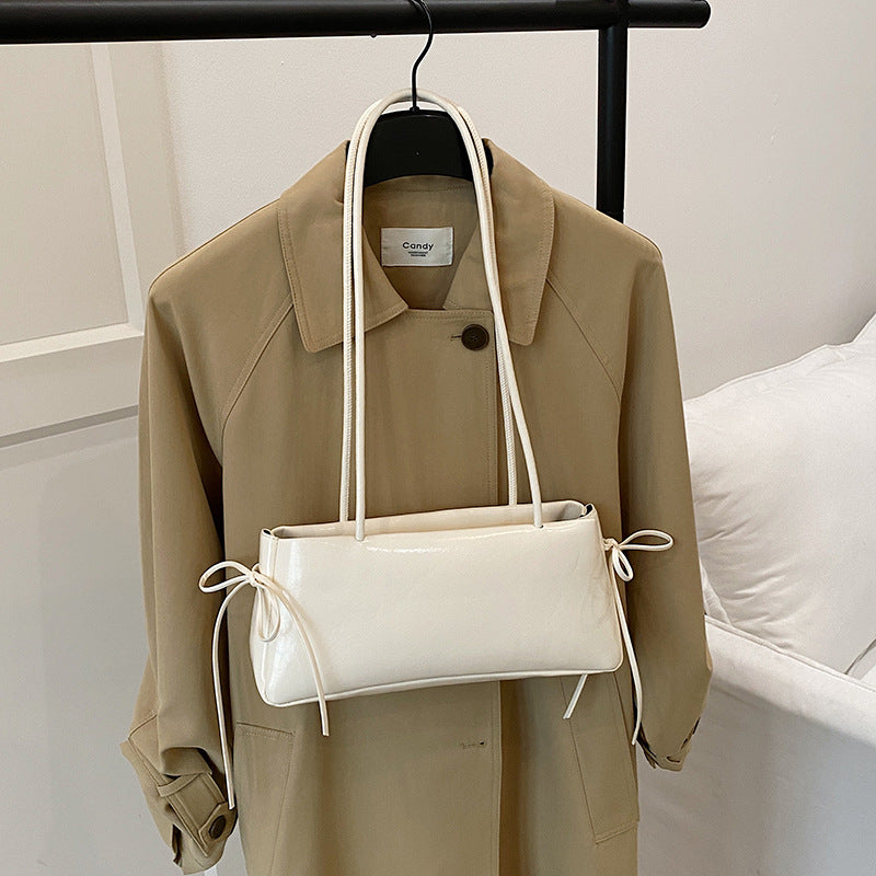 Damen modische Handtasche im eleganten Design mit seidig glänzender Oberfläche Nord Taschen