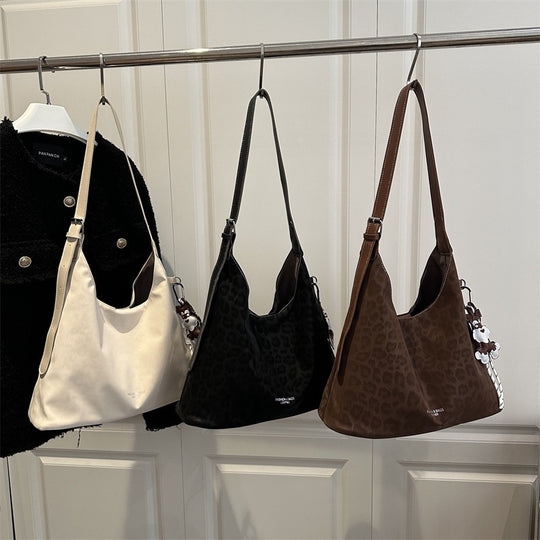 Frauen modische Hobo-Tasche aus geschmeidigem Material mit praktischem Reißverschluss Nord Taschen