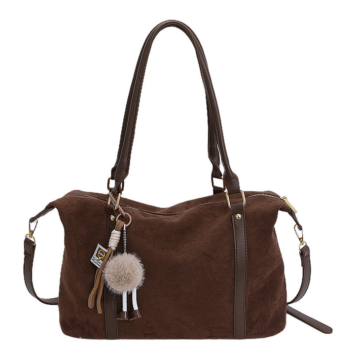 Damen Hobo-Tasche aus weichem Veloursleder mit verspieltem Anhänger Nord Taschen