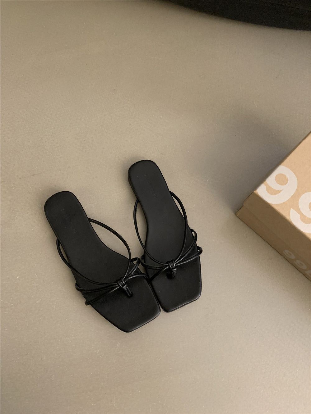 Damen Stylische Riemchen-Sandalen mit quadratischer Zehenpartie und feinem Bindedesign