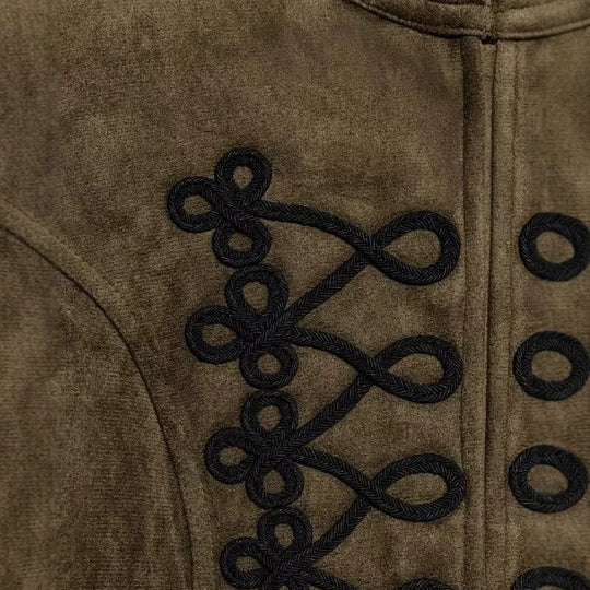 Damen Taillierte Cropped‑Wildlederjacke im Military‑Look mit Mandarinkragen und dekorativen Kordelapplikationen Nord Taschen