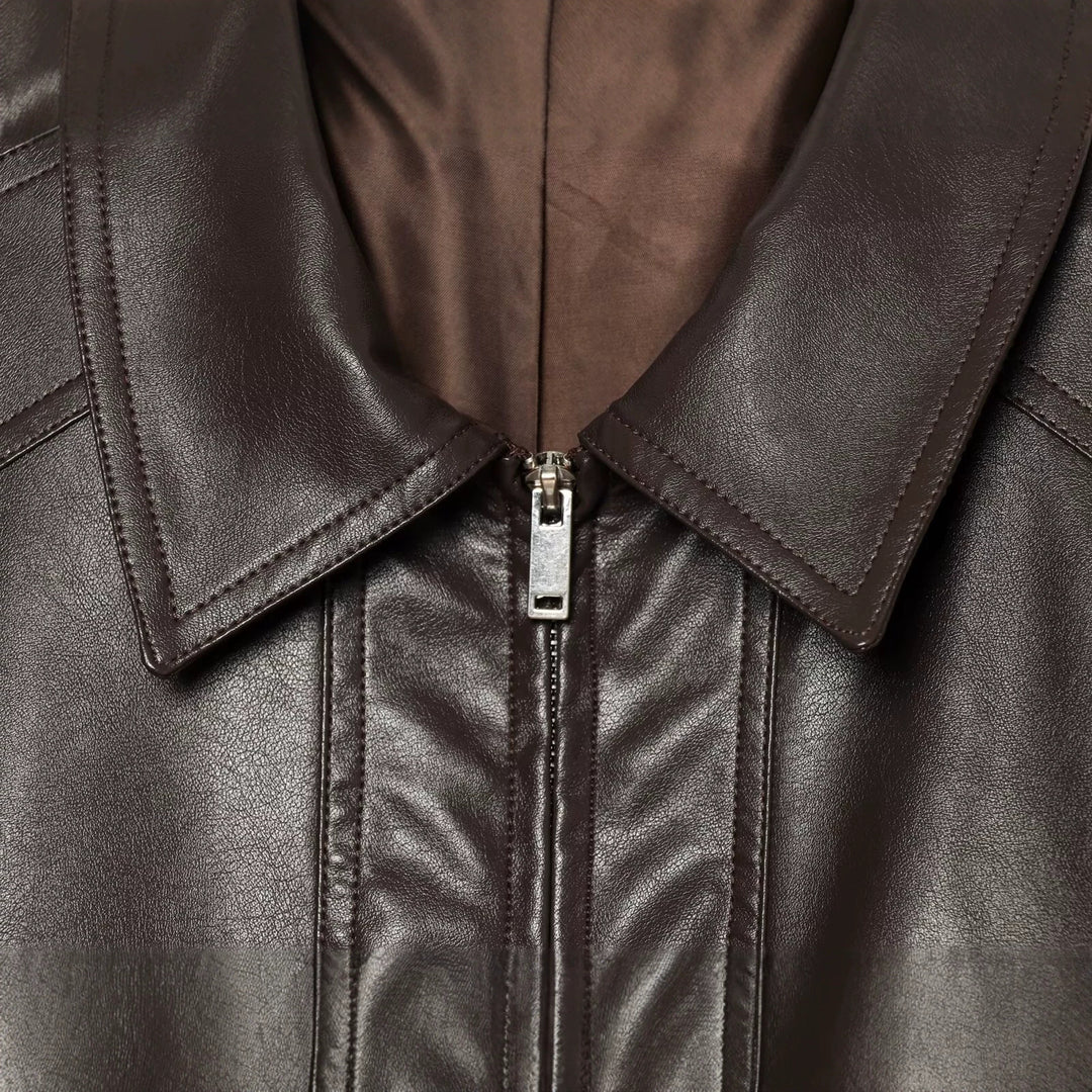 Damen Kurzblouson aus Lederoptik mit übergroßem Hemdkragen, Pattentaschen und gerafftem Saum Nord Taschen