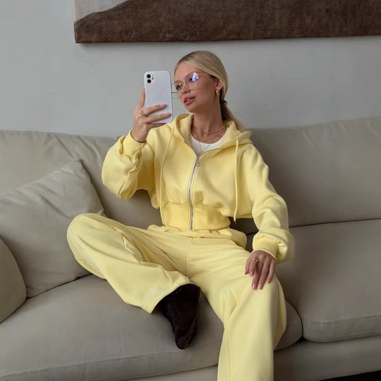 Damen gekürztes Reißverschluss-Hoodie mit Kapuze und hochgeschnittene Relax-Jogginghose mit elastischem Bund Nord Taschen