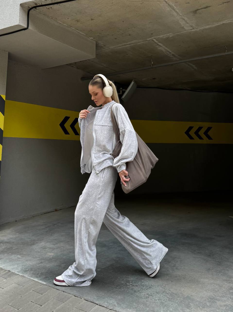 Damen sportive Oversize-Fleecejacke mit diagonaler Reißverschluss-Optik und weit geschnittener High-Waist-Jogginghose Nord Taschen