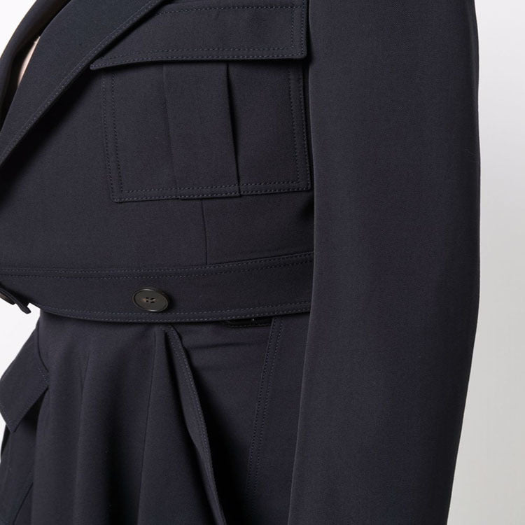 Damen Kurzblazer im Tailoring mit aufgesetzten Pattentaschen und markanter Schulterpartie Nord Taschen