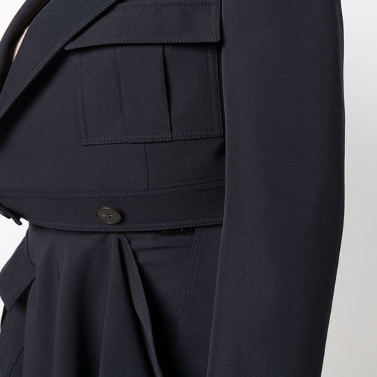 Damen Kurzblazer im Tailoring mit aufgesetzten Pattentaschen und markanter Schulterpartie Nord Taschen