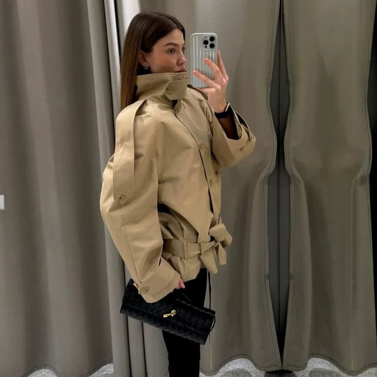 Damen Kurz-Trench mit hohem Stehkragen, doppelreihiger Knopfleiste & Taillengürtel Nord Taschen