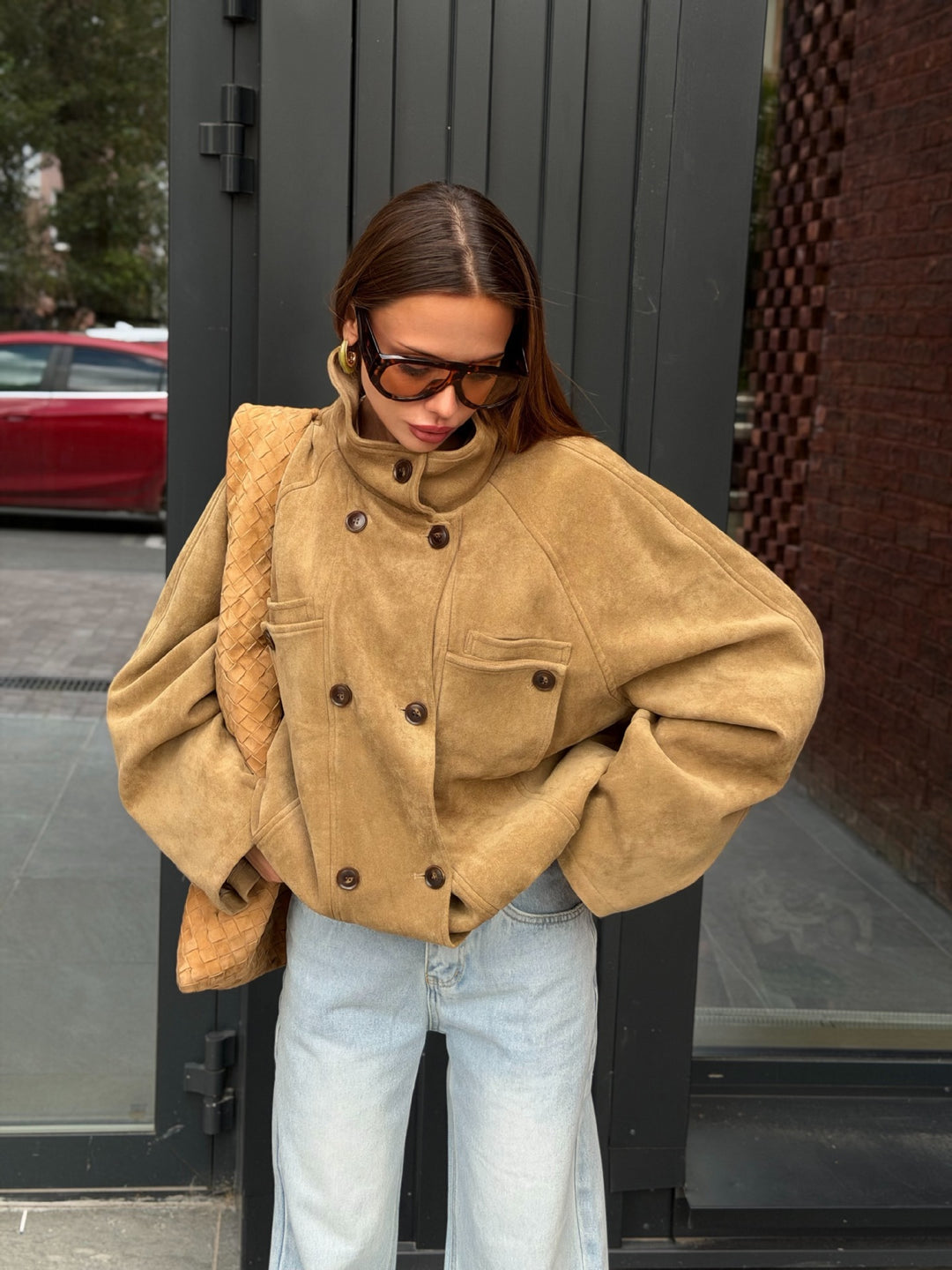 Damen Kurze doppeltreihige Veloursjacke mit Stehkragen, Ballonärmeln und aufgesetzten Taschen Nord Taschen