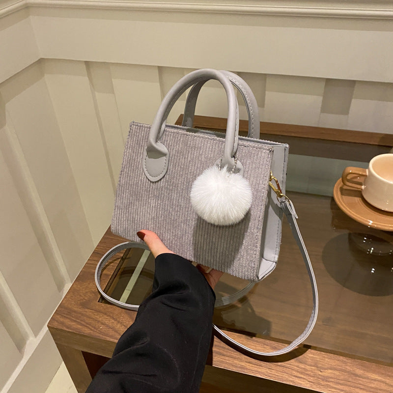 Damen praktische Handtasche mit abnehmbarem Pompon Nord Taschen