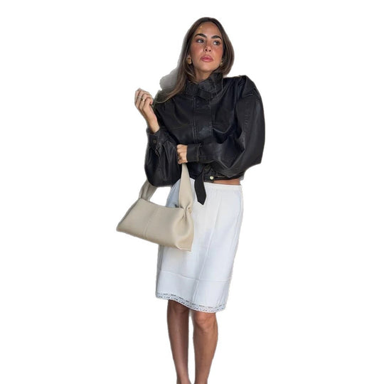 Damen Kurz geschnittene Lederimitat-Bikerjacke mit Stehkragen, Taillenriegel und voluminösen Ärmeln Nord Taschen