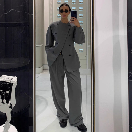Damen Taillierter Doppelreihiger Blazer mit asymmetrischem Verschluss und Plissee-Hose Nord Taschen