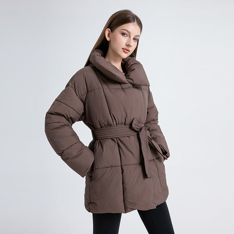Damen nan kurze wattierte Jacke mit hohem Stehkragen, Taillengürtel und Eingrifftaschen Nord Taschen