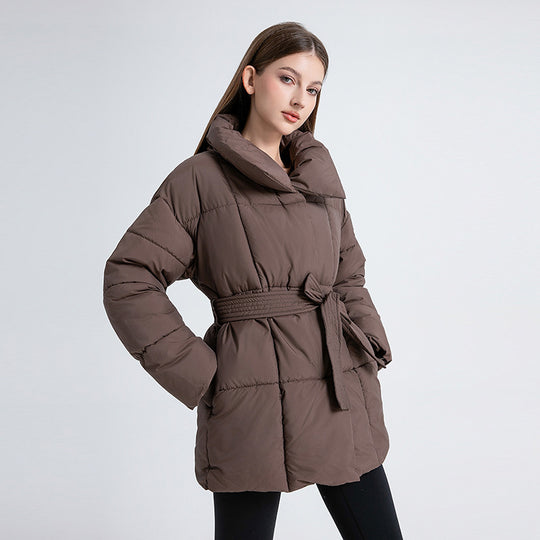 Damen nan kurze wattierte Jacke mit hohem Stehkragen, Taillengürtel und Eingrifftaschen Nord Taschen