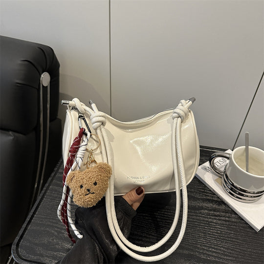 Damen Handtasche aus glänzendem Kunstleder mit abnehmbarem Anhänger Nord Taschen