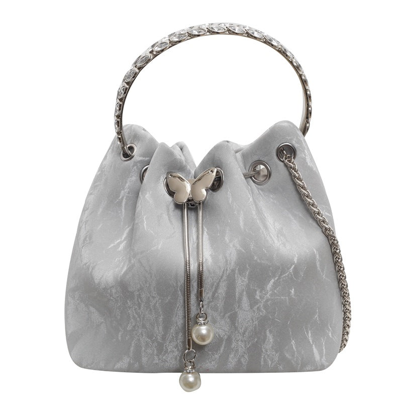 Damen Beuteltasche aus hochwertigen Materialien mit verspieltem Schmetterling Nord Taschen