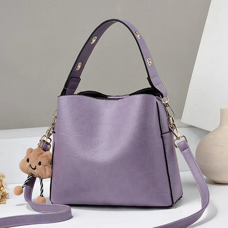 Damen Schultertasche mit verspieltem Anhänger Nord Taschen