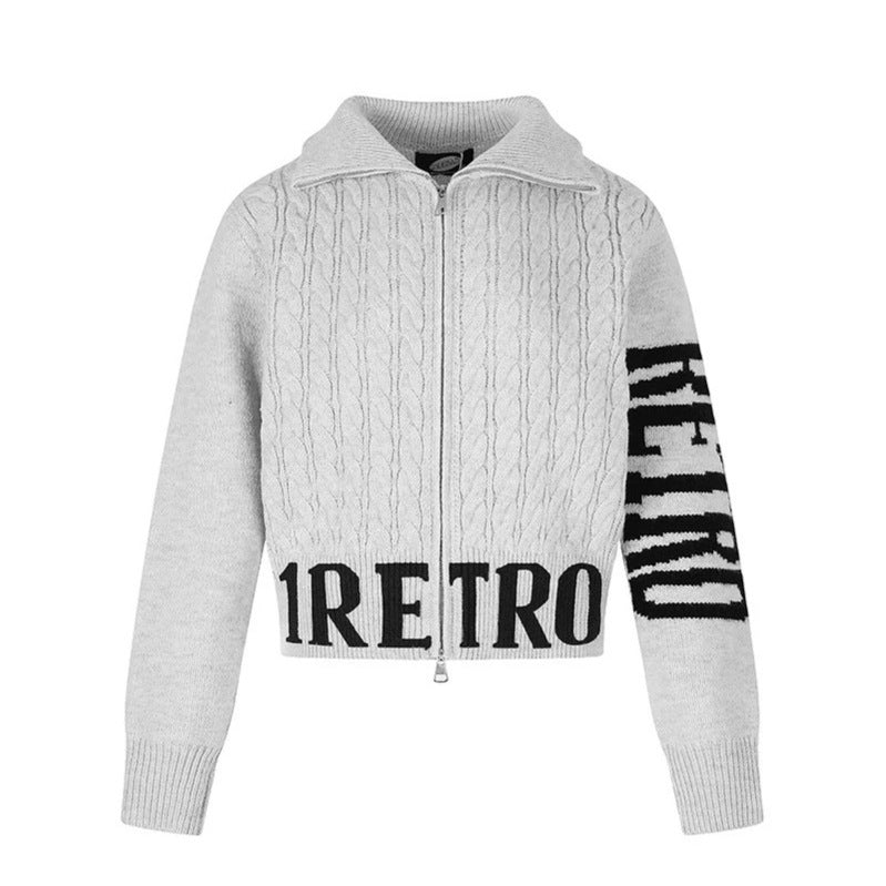 Damen Kurze Zopfmuster-Strickjacke mit Stehkragen, durchgehendem Reißverschluss und Typo-Bund Nord Taschen