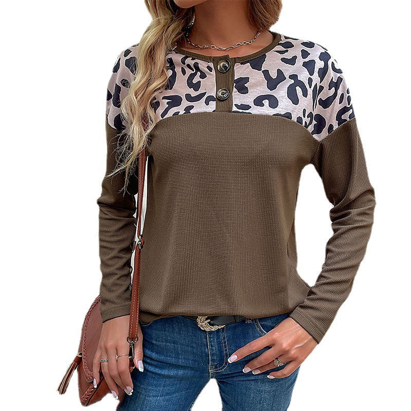 Damen Langärmeliges Waffelstrickshirt mit Leoprint-Schulter und Knopfleiste Nord Taschen