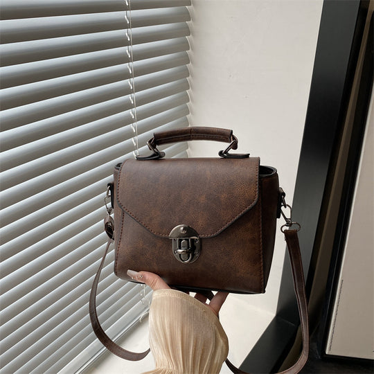 Damen Umhängetasche aus hochwertigem Kunstleder mit innovativem Klappverschluss Nord Taschen