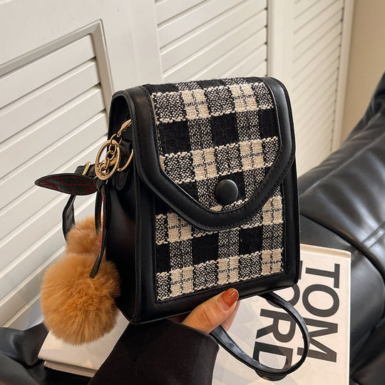 Damen Umhängetasche mit strukturiertem Karomuster und eleganter Klappöffnung Nord Taschen