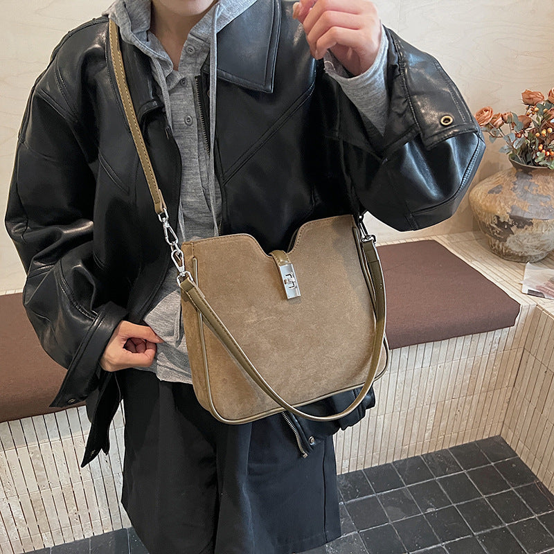 Damen Hobo-Tasche aus weichem Wildleder mit edlem Verschluss Nord Taschen