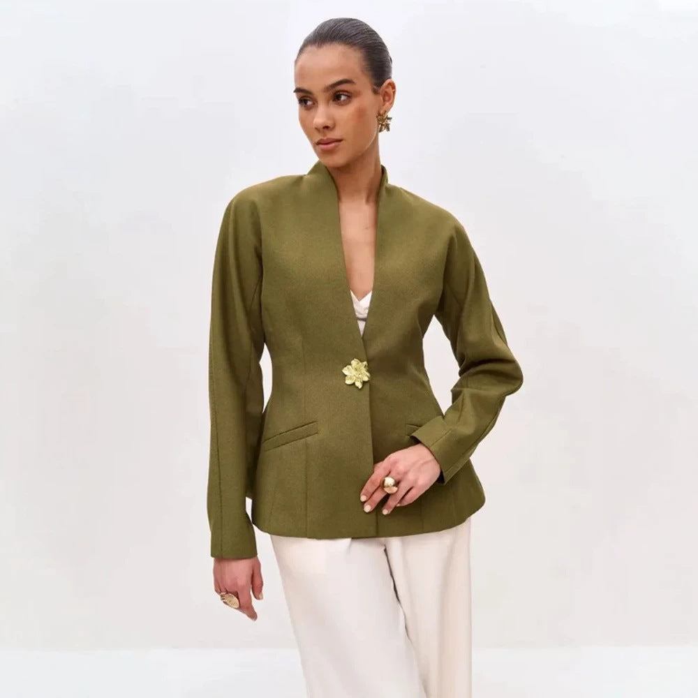 Damen Skulptural taillierte Jacke mit Schößchen, Stehkragen und Schmuckbrosche Nord Taschen