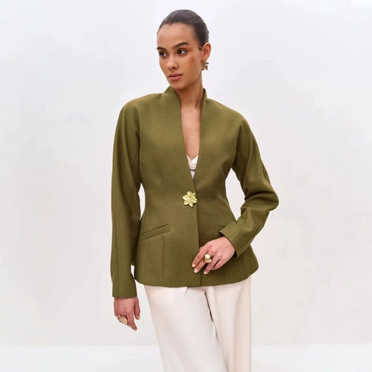 Damen Skulptural taillierte Jacke mit Schößchen, Stehkragen und Schmuckbrosche Nord Taschen