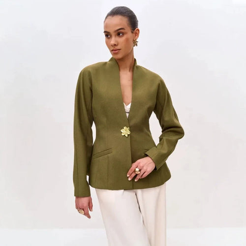 Damen Skulptural taillierte Jacke mit Schößchen, Stehkragen und Schmuckbrosche Nord Taschen