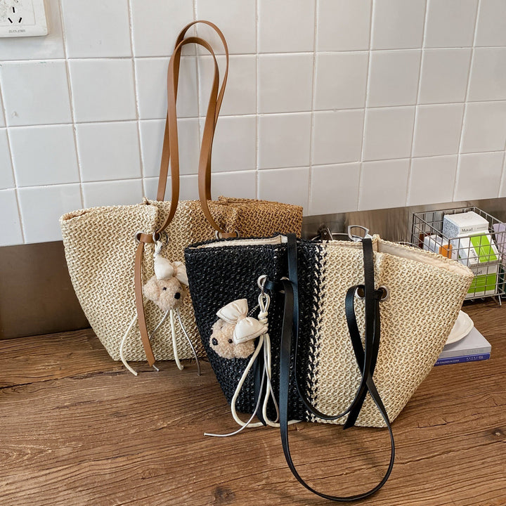 Damen geräumige Strohtasche mit dekorativem Anhänger Nord Taschen