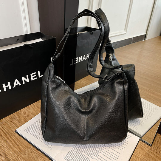 Damen Hobo-Tasche aus weichem Kunstleder mit dekorativen Anhängern Nord Taschen