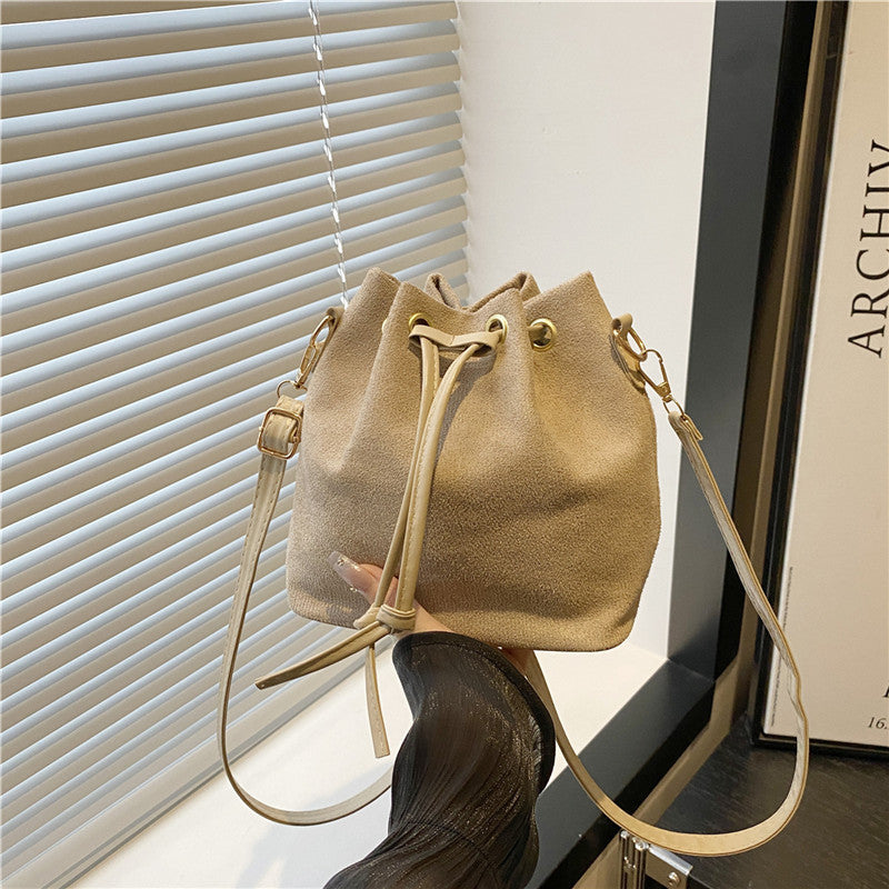 Damen Hobo-Tasche aus weichem Wildleder mit verstellbarem Kordelzug Nord Taschen