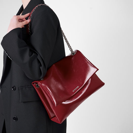 Damen Clutch mit hochwertiger Hochglanz-Oberfläche und eleganter Kette Nord Taschen
