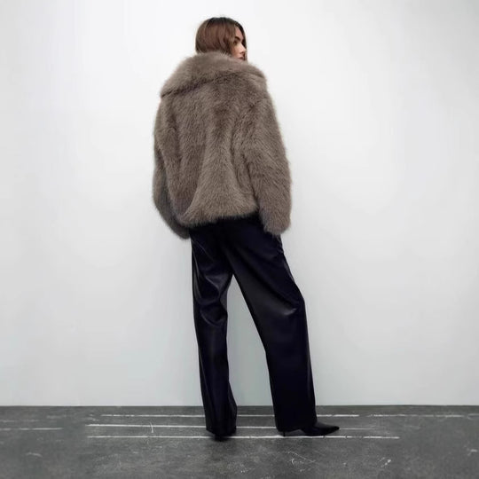 Damen Kurzjacke aus luxuriösem Kunstpelz mit Schalkragen und dekorativen Schnallenverschlüssen Nord Taschen