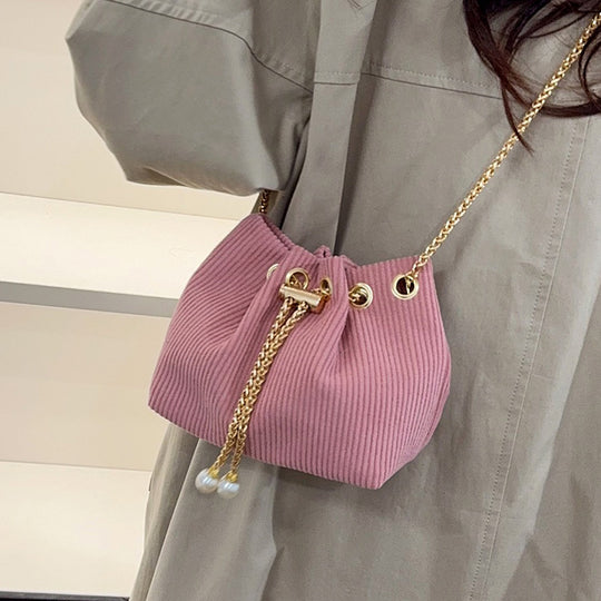 Damen Beuteltasche mit elegantem Kettenverschluss und zarten Quasten Nord Taschen