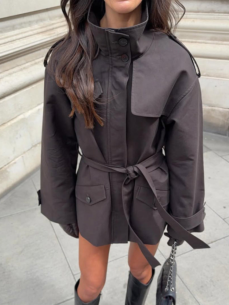 Damen Kurze Taillierte Trenchjacke mit Stehkragen, Pattentaschen und Bindegürtel Nord Taschen