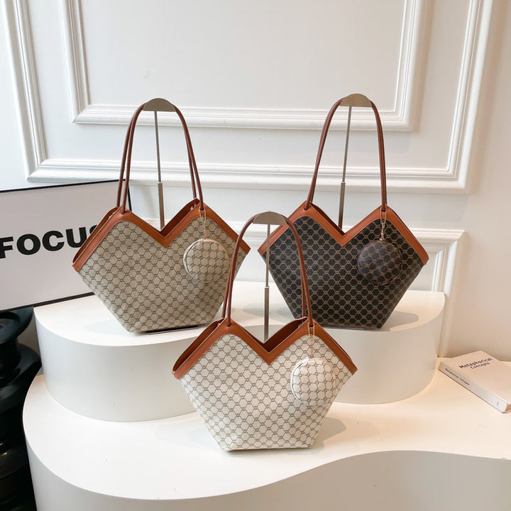 Damen Einkaufstasche mit elegantem V-Design und praktischem Anhänger Nord Taschen