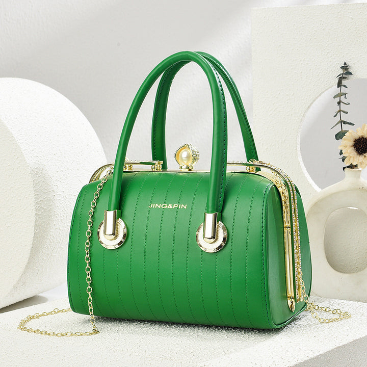 Damen elegante Handtasche im modernen Design mit goldenen Details Nord Taschen
