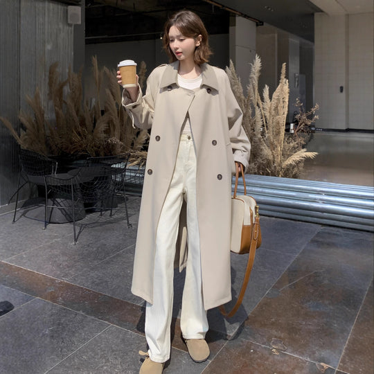 Damen Lang geschnittener minimalistischer Trenchcoat mit weichem Fall, überschnittenen Schultern und verstellbaren Ärmelriemen Nord Taschen