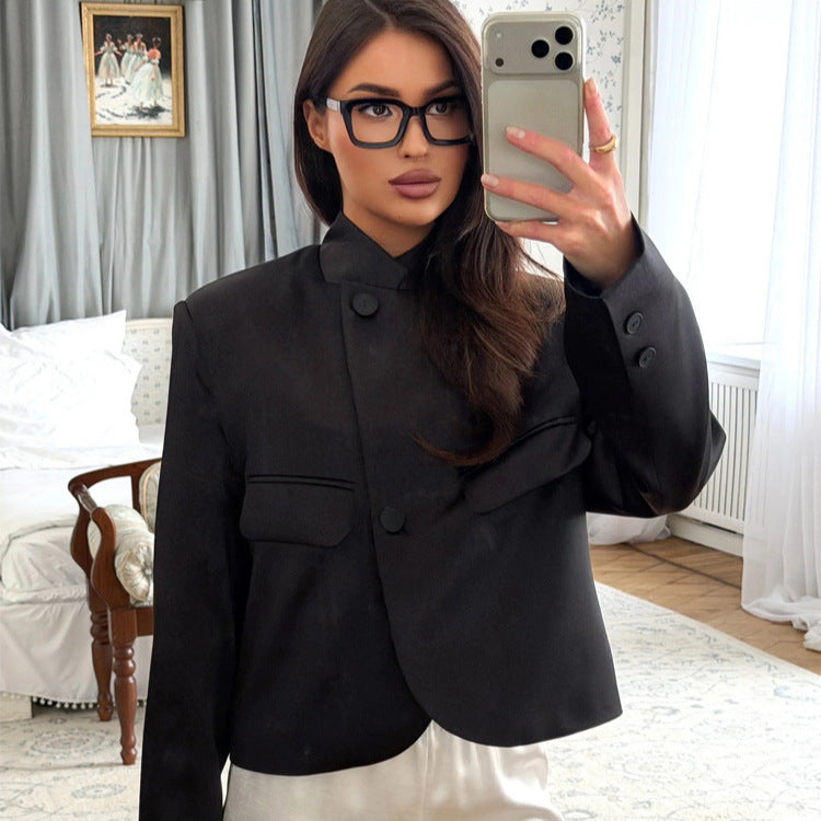 Damen Satinierter Cropped-Blazer mit Mandarin-Kragen, Pattentaschen und geschwungenem Saum Nord Taschen