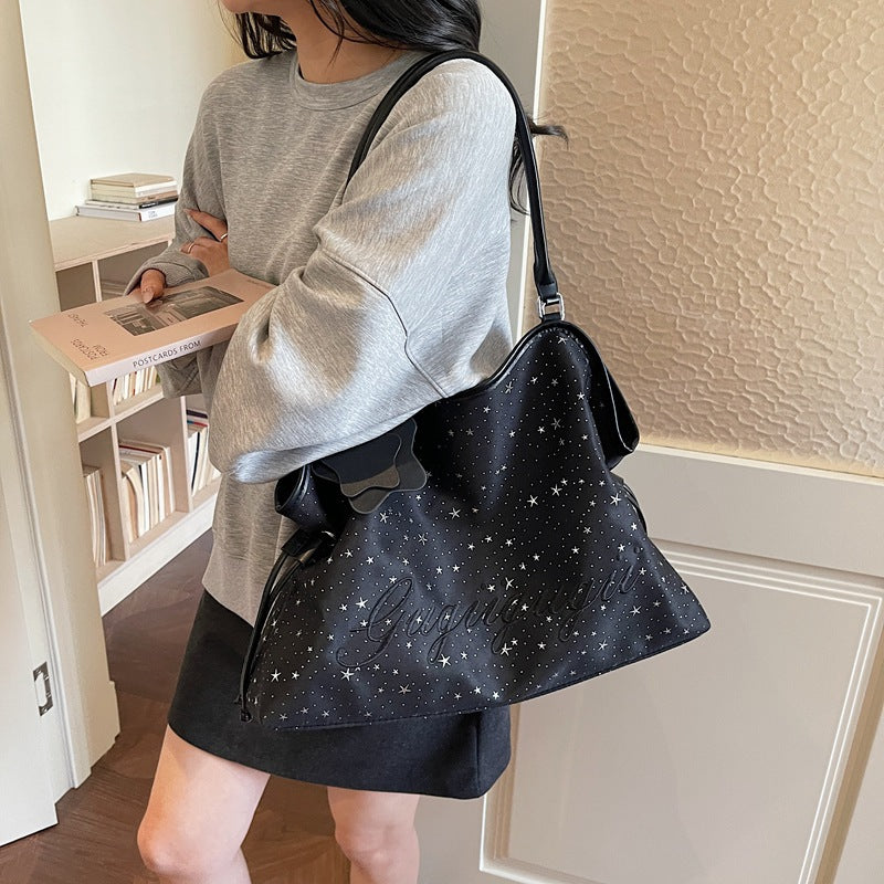 Damen Freizeit Hobo-Tasche aus geschmeidigem Kunstleder mit funkelndem Sternendesign Nord Taschen