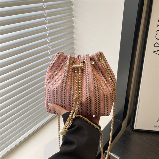 Damen Umhängetasche mit raffiniertem Kordelzug und eleganter Kettenverzierung Nord Taschen