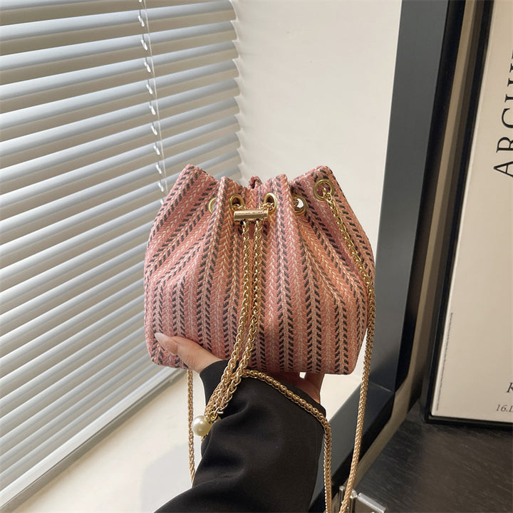 Damen Umhängetasche mit raffiniertem Kordelzug und eleganter Kettenverzierung Nord Taschen