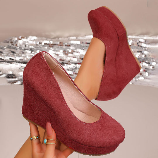 Damen Wedge-Pumps mit zierlichem Riemen und glänzendem Akzent Nord Taschen